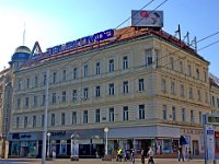 Trg bana Jelačića 1, kuća Stanković, na uglu Ilica i Trga bana Jelačića  Trgovačko-stambena trokatnica na uglu Ilica 2 /Trg bana Jelačića 1 nastala je nadogradnjom kasnobarokne jednokatnice za investitora trgovca Kristofora Stankovića. Drugi kat nadograđen je 1837., a treći 1880. prema projektu Hermanna Bolléa, kada su pročelja preoblikovana u neorenesansnom stilu. Prizemlje je pregrađeno 1931./1934. kada je uklonjen portal i baldahinski svodovi u prizemlju, te rastvoreni veliki izlozi pregrađeni u nekoliko navrata nakon II. svjetskog rata. Kuća Stanković prva je trokatnica na Trgu bana Jelačića. Izvor: Galerija nepokretnih kulturnih dobara Grada Zagreba